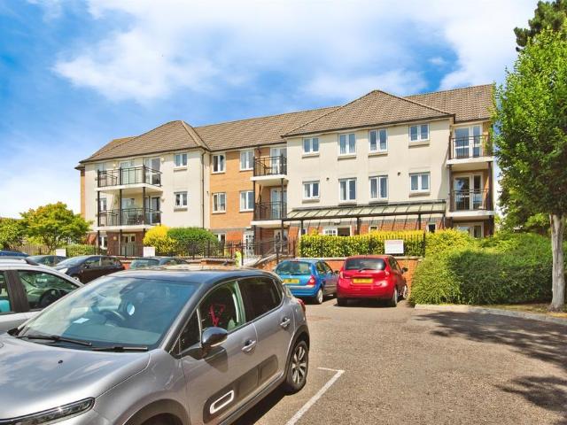 Flat for sale in Yeovil, Somerset