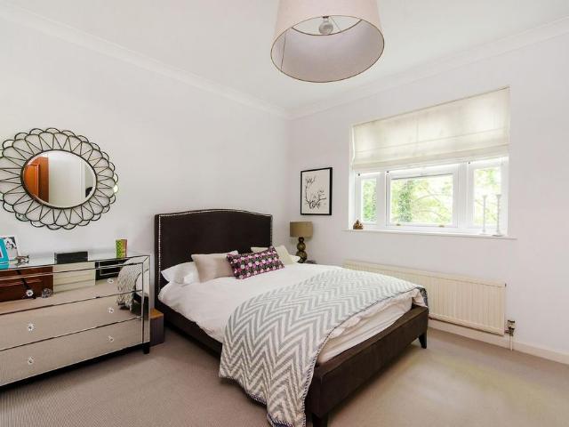 Flat for sale in Harrow on the Hill, Greater London