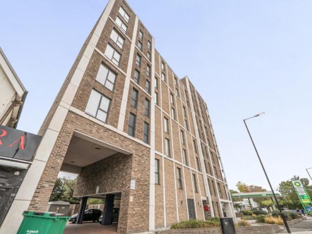 Flat for sale in London Borough of Ealing, Greater London