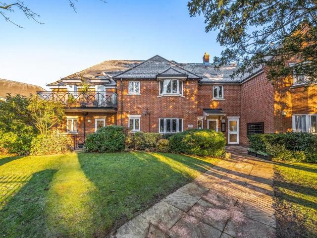 Flat for sale in Little Stanmore, Greater London