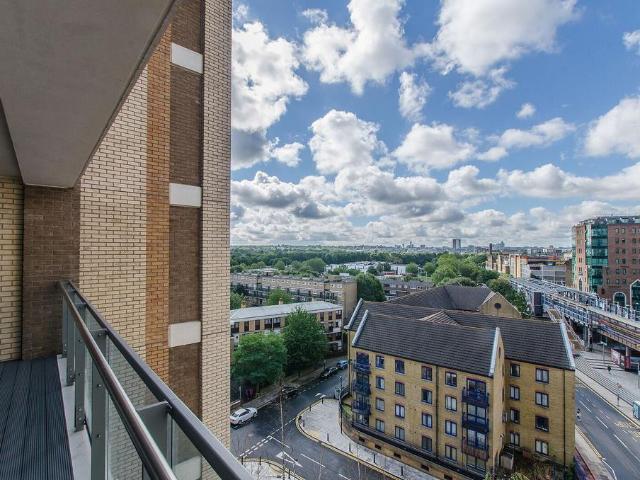 Flat for sale in Cubitt Town, Greater London