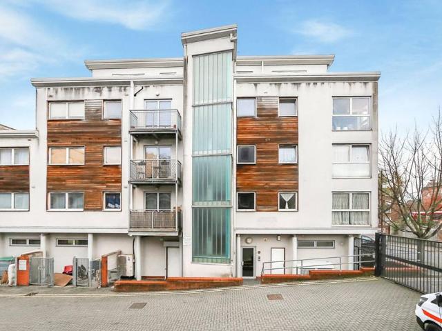 Flat for sale in Tottenham Hale, Greater London