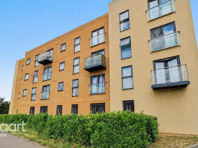 Flat for sale in Tilbury, Essex