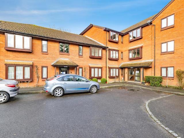 Flat for sale in Bushey