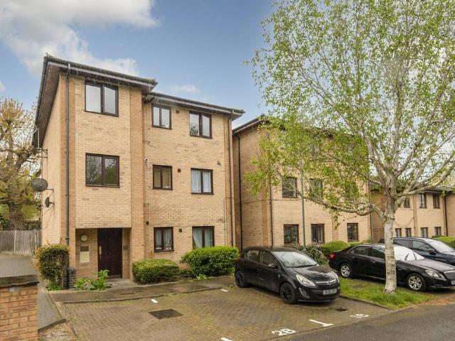 Flat for sale in Roehampton, Greater London
