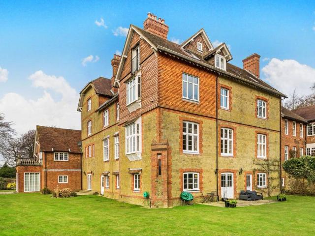 Flat for sale in Kingsley Green, Littlecote