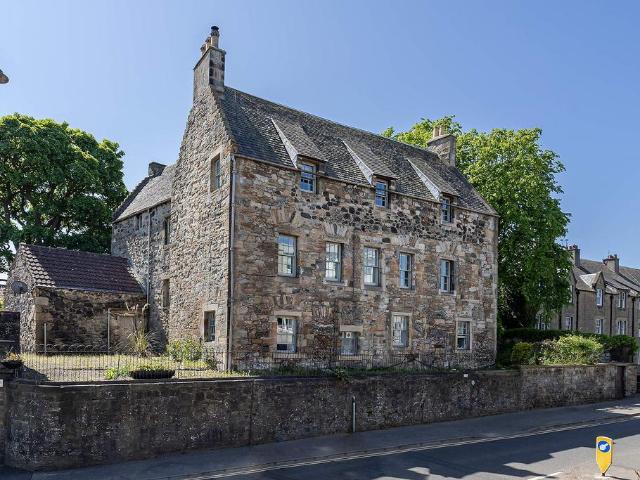 Flat for sale in Linlithgow, Scotland