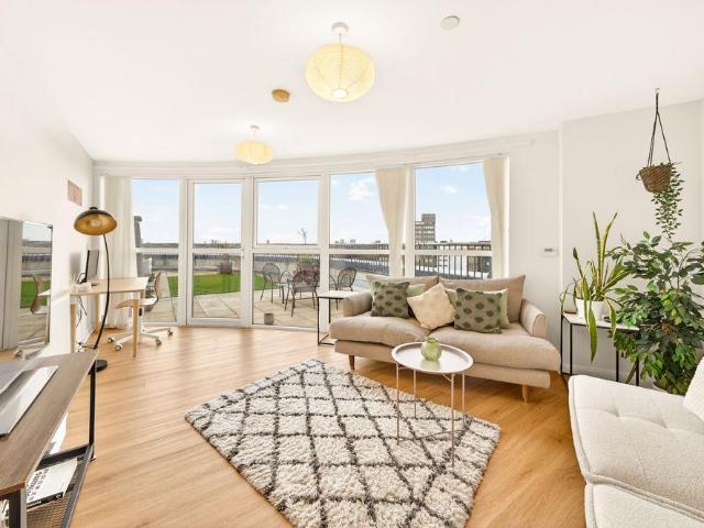 Flat for sale in Holloway, Greater London