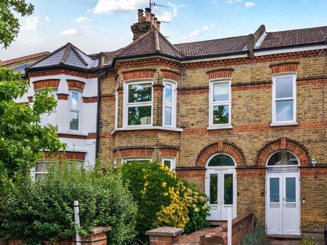 Flat for sale in East Dulwich, Greater London