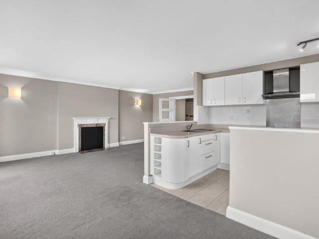 Flat for sale in Mortlake, Greater London