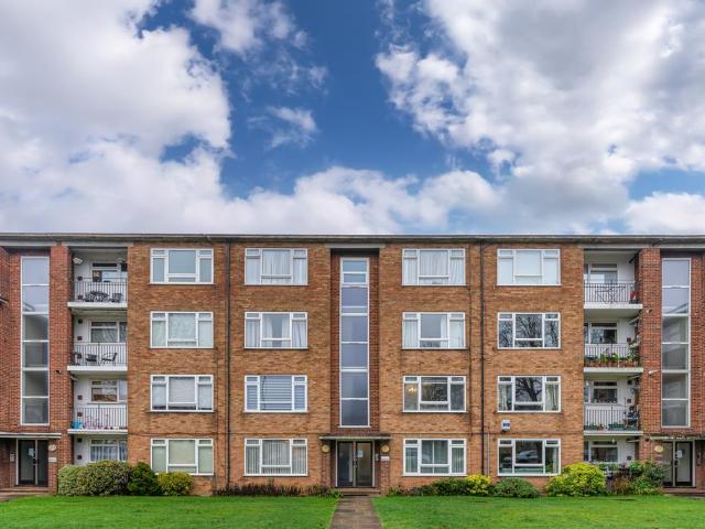 Flat for sale in Whetstone, Oakleigh Park