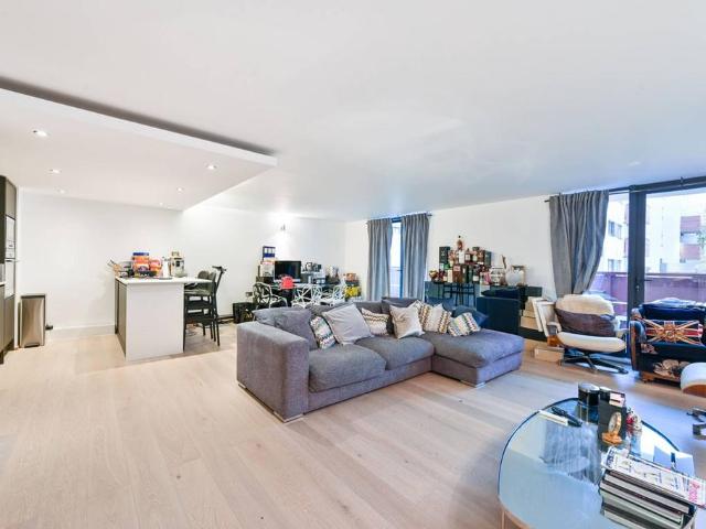 Flat for sale in North Kensington, Greater London