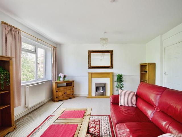 Flat for sale in Snaresbrook, Greater London