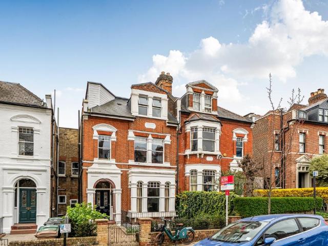 Flat for sale in Stroud Green, Greater London