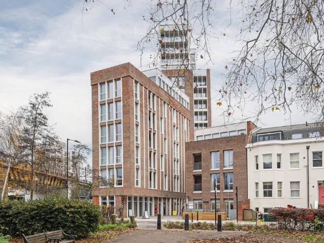 Flat for sale in Shacklewell, Greater London