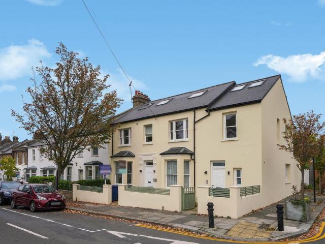Flat for sale in London Borough of Ealing, Greater London