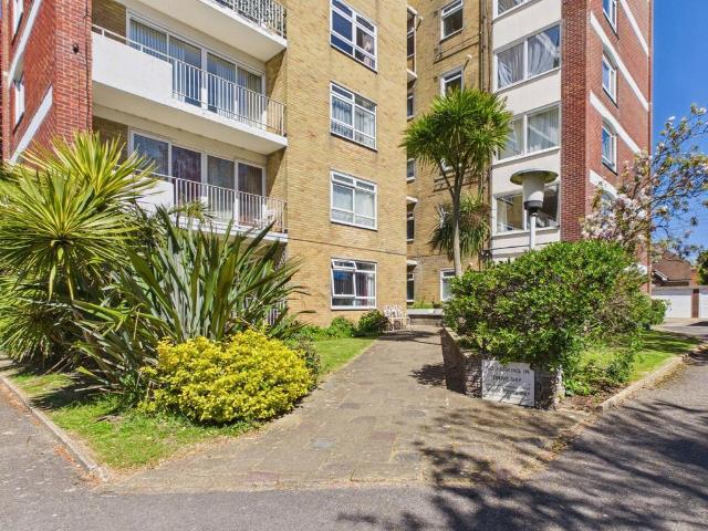 Flat for sale in West Worthing, Worthing