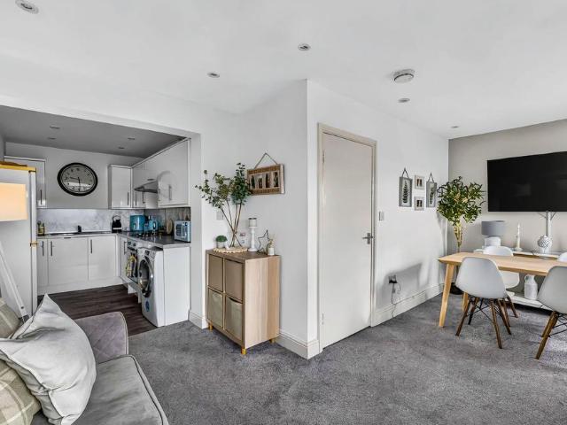 Flat for sale in London Borough of Croydon, Selsdon