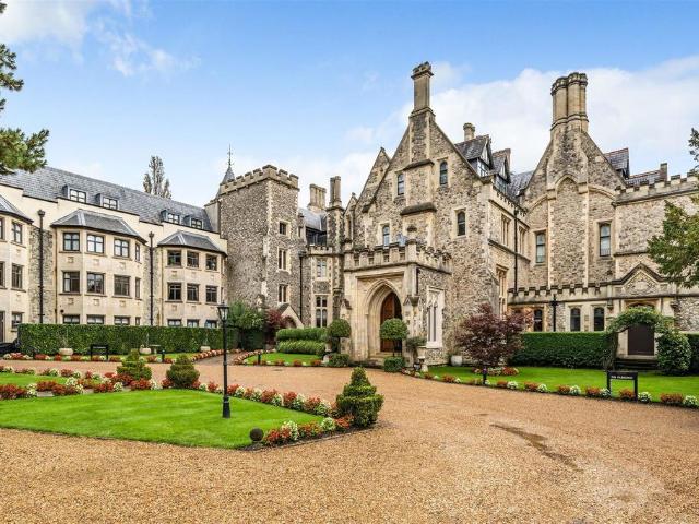 Flat for sale in Little Stanmore, Greater London