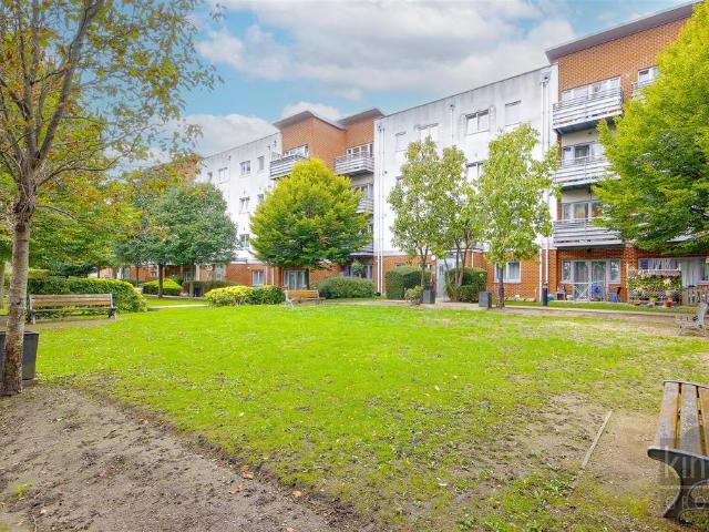 Flat for sale in Hale End, Greater London
