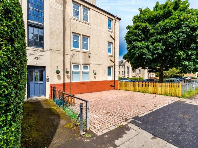 Flat for sale in Leith Links, Scotland