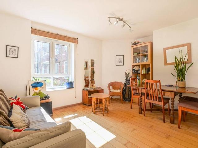 Flat for sale in St. George in the East, Wapping