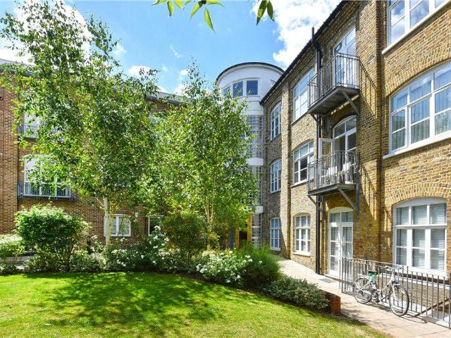 Flat for sale in Battersea, Greater London