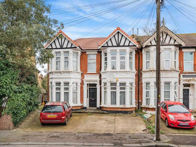 Flat for sale in Gants Hill, Greater London