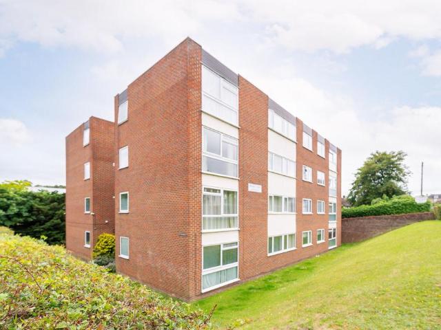 Flat for sale in London Borough of Croydon, Purley