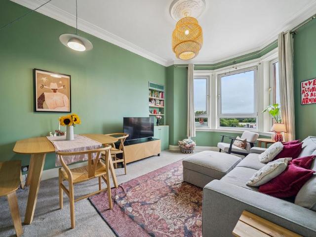 Flat for sale in Shawmoss, Pollokshaws