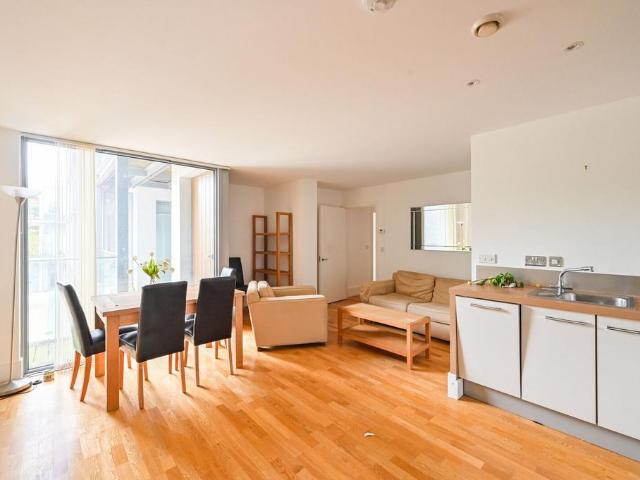 Flat for sale in Finsbury Park, Greater London