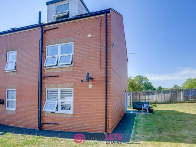 Flat for sale in Jump, South Yorkshire