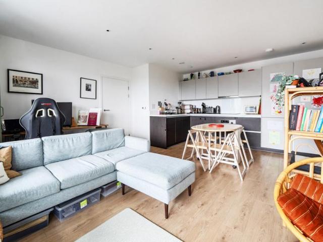 Flat for sale in London Borough of Ealing, Hanwell