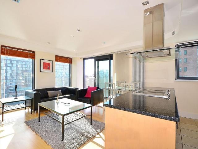 Flat for sale in Isle Of Dogs, Greater London