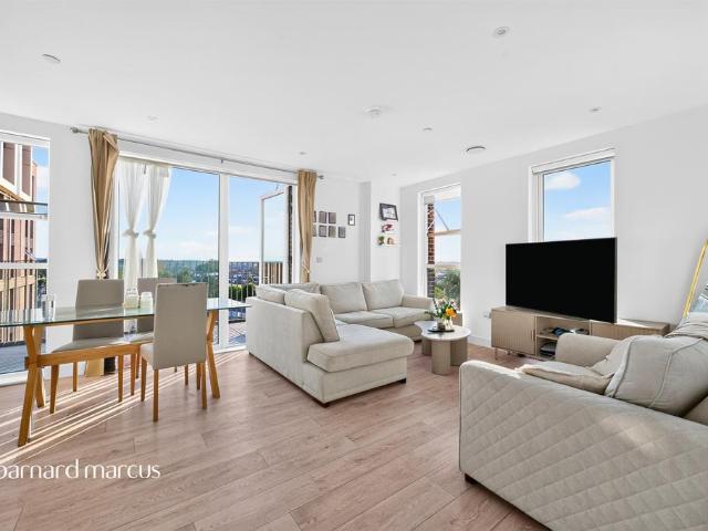 Flat for sale in Tolworth, Greater London