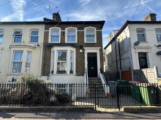 Flat for sale in Plaistow, Greater London
