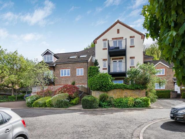 Flat for sale in Chepping Wycombe, Flackwell Heath