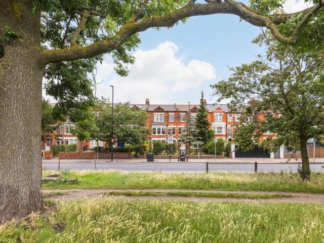 Flat for sale in Clapham Junction, Greater London