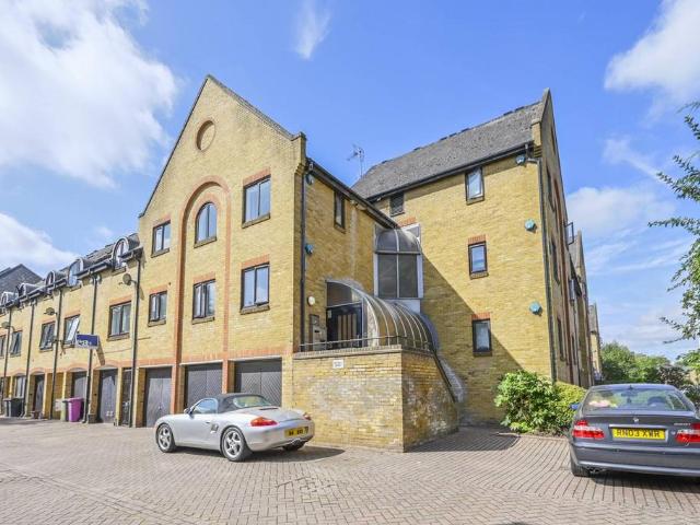 Flat for sale in St. George in the East, Wapping