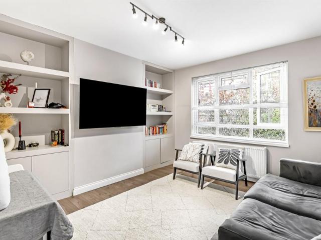 Flat for sale in Fulham, Greater London