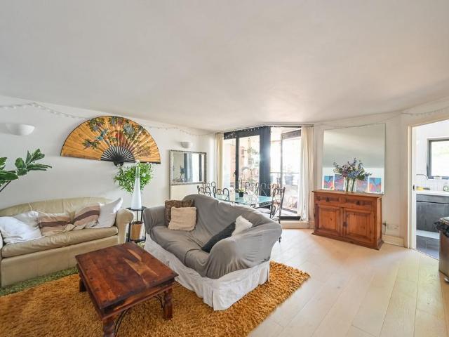 Flat for sale in Isle Of Dogs, Greater London