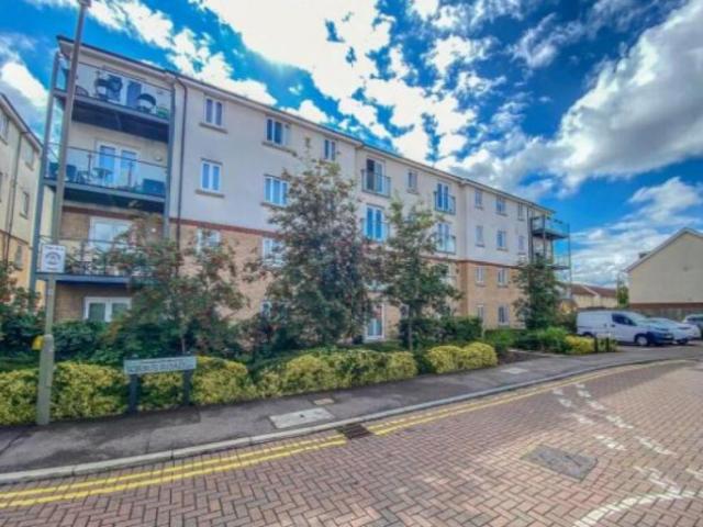 Flat for sale in Broxbourne, Hertfordshire