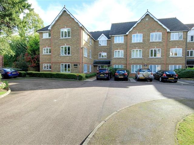 Flat for sale in Bush Hill Park, Greater London