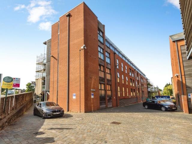 Flat for sale in Belle Isle, West Yorkshire