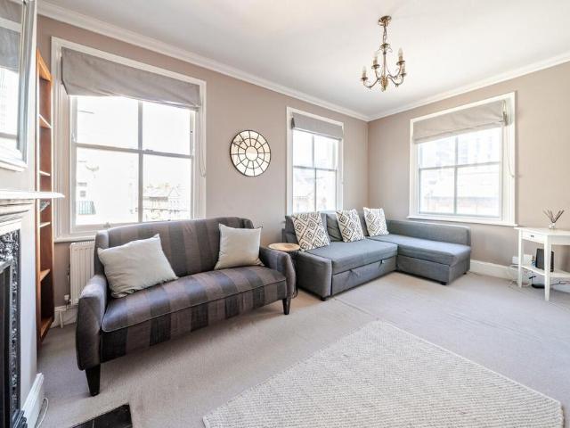 Flat for sale in Clapham Junction, Greater London