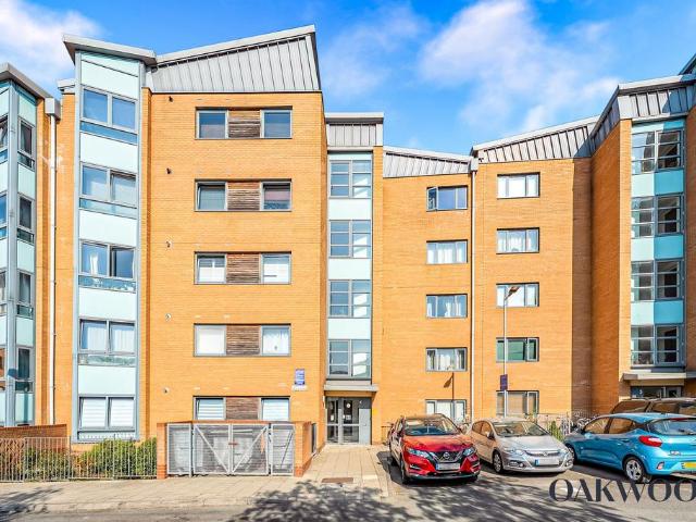 Flat for sale in Stamford Hill, Greater London