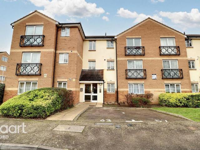 Flat for sale in Seven Kings, Greater London