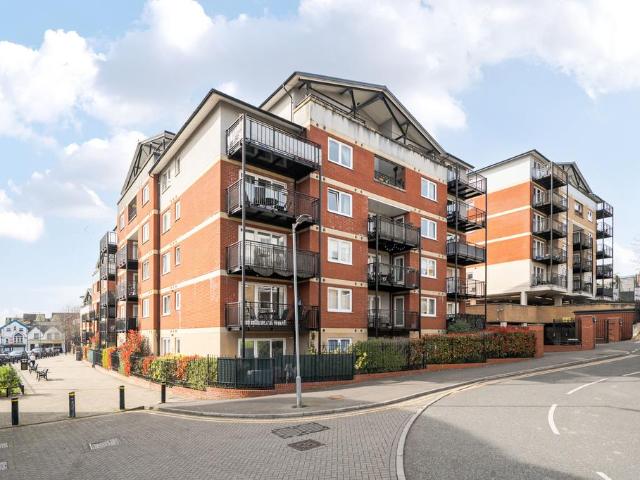 Flat for sale in Batchworth