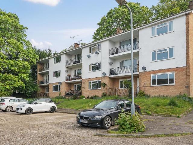 Flat for sale in Totteridge, Cressex