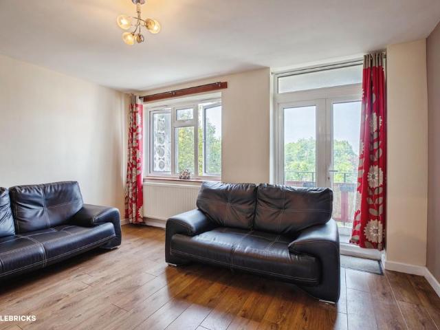Flat for sale in Bermondsey, Greater London